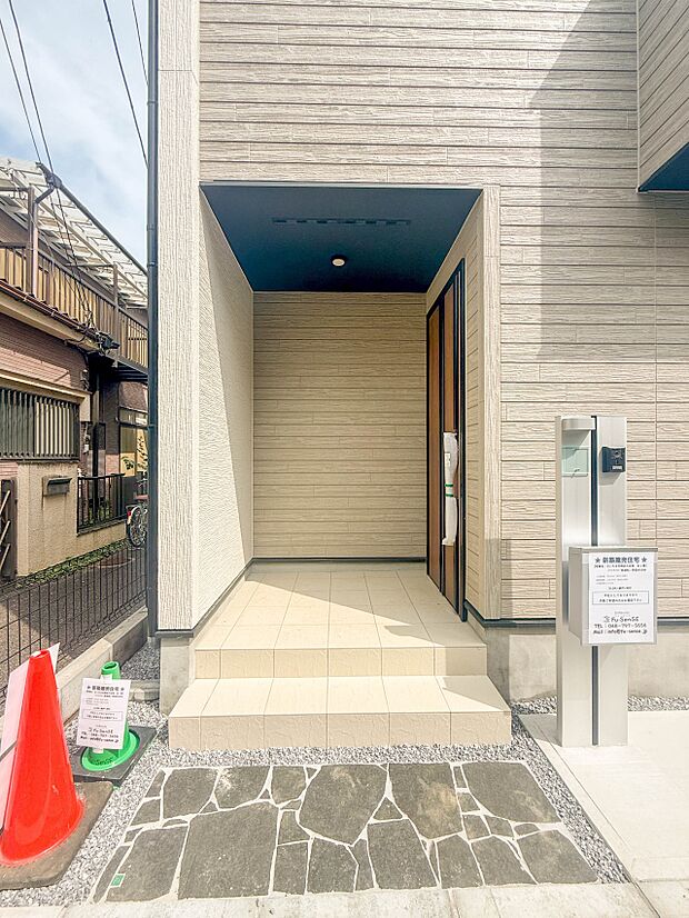 【玄関】玄関はおうちの顔と言われます。玄関アプローチは、外観デザインの印象を左右します。ご家族の個性を出しながら、素敵な玄関でお客様をお迎えしてください。