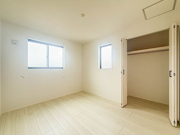 【子供部屋5.25帖】お子様のお部屋にぴったりなクロークを備えたフローリング仕様の洋室です。