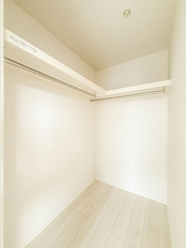 【WIC(ウォークインクローゼット)】 たくさんの洋服をかけてもシワになりにくいウォークインクローゼット。洋服以外にも、普段使わない家電やスーツケース、ストック品など何でも片付く嬉しい空間…