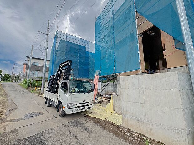 家の前をまっすぐの通りが走っている。クルマは少なく、人々は毎朝、ウォーキング、ジョギング、犬の散歩など、フリーな朝時間を過ごしている。