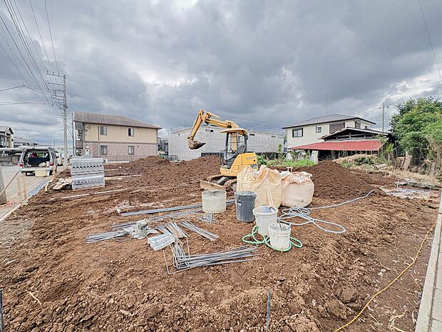 【現地外観】家族の温かさと陽光の暖かさ、楽しい毎日と明るい未来を予感させる「空間が織り成すひとつ先の住み心地」を演出します。
