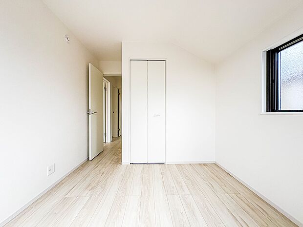 【洋室】お子様のお部屋にぴったりなクロークを備えたフローリング仕様の洋室です。