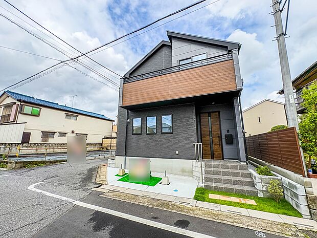 落ち着いた住宅地の前を緑多いストリートが走っています。クルマが少ないので、お子さまは遊びに集中できます。