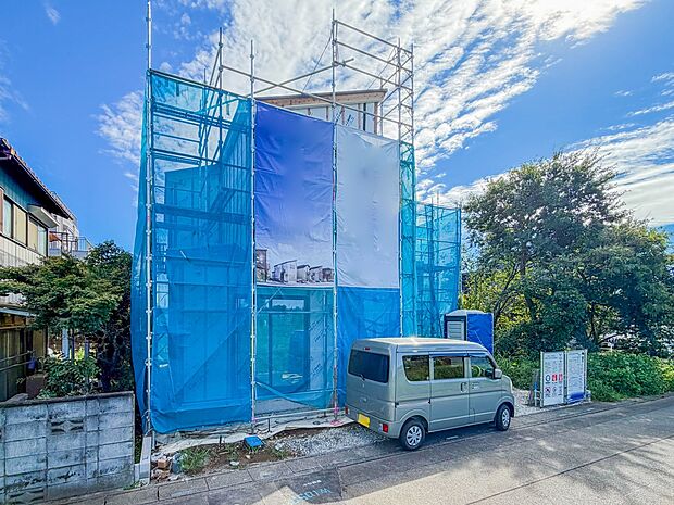 【現地外観】敷地面積142.55m2(43.12坪)の広い土地に5LDK・全居室6帖以上の優れた邸宅が誕生します。