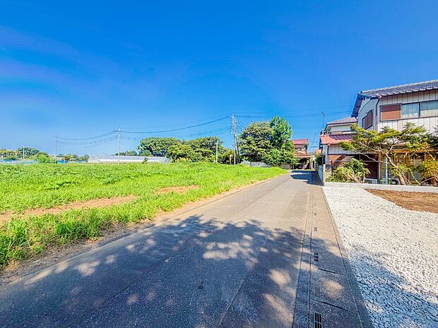 【前面道路】周辺は緑が多く落ち着いた環境ですが、商業施設・教育機関・病院なども近く、住環境も良好です。