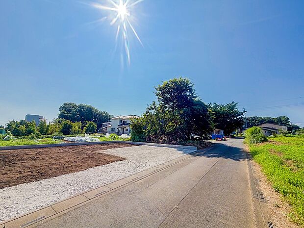 【前面道路-公道約4.0ｍ-】車の通行がほとんどないため、静かな住環境を維持することができます。