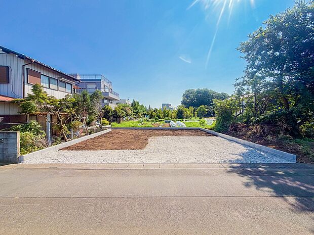 【現地外観】南西、北東ともに遮る建物がないため、陽光たっぷり降り注ぐ開放感を味わえます。