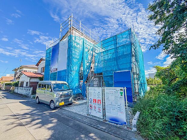 【駐車場】敷地面積約142.55m2(43.12坪)あるので、カースペースは2台確保可能です。余ったスペースは駐輪スペースとしてご活用ください。