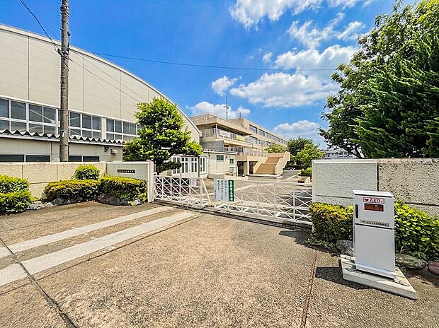中学校 850m さいたま市立七里中学校(七里中学校(多感な時期に豊かな人間関係を創る。人との対話を大切にする。これからのスキルとして重要になってくるのがコミュニケーション能力です。対話によ…