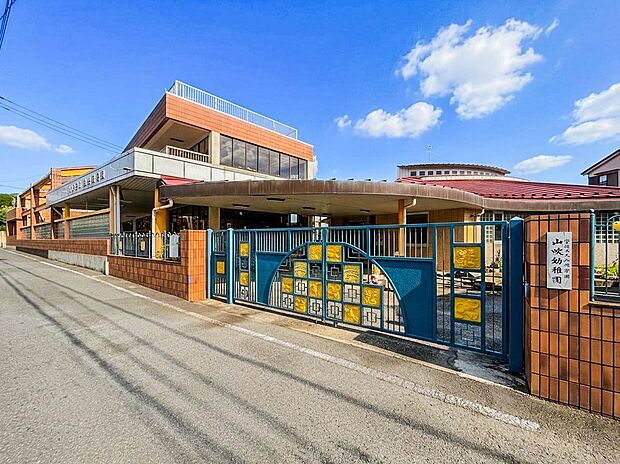 幼稚園・保育園 200m 学校法人山吹学園　山吹幼稚園(山吹幼稚園(私たち幼稚園の特徴として、園内に大きな自然観察園があります。その観察園の自然に触れあうことで、新しい気づき、ワクワクする興…