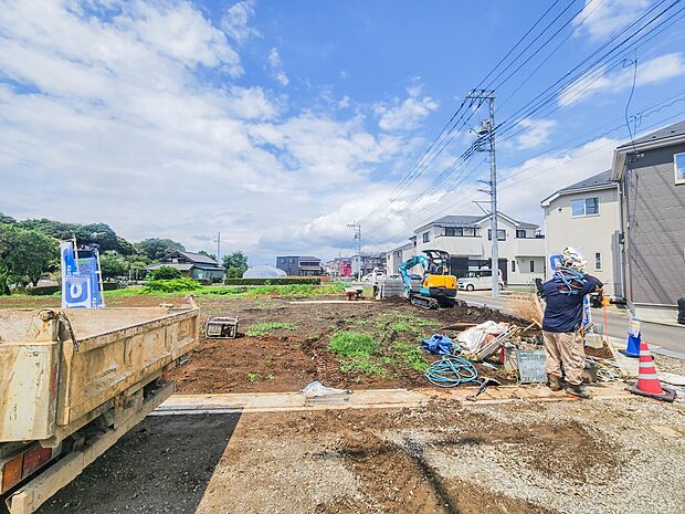家の前をまっすぐの通りが走っている。クルマは少なく、人々は毎朝、ウォーキング、ジョギング、犬の散歩など、フリーな朝時間を過ごしている。