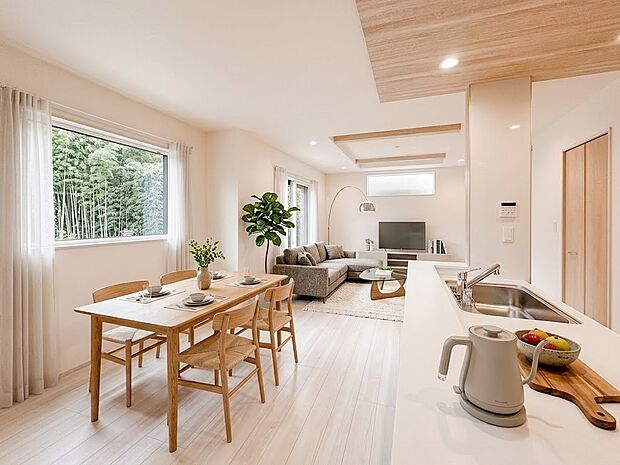 【リビングダイニング】シンプルなデザインの家は風情がある。住む人のこだわりを感じる。外観も内装もいたってシンプル。居心地がよく、家事や趣味、子育てなどにも集中できる。家も人間も熟成するほどシ…