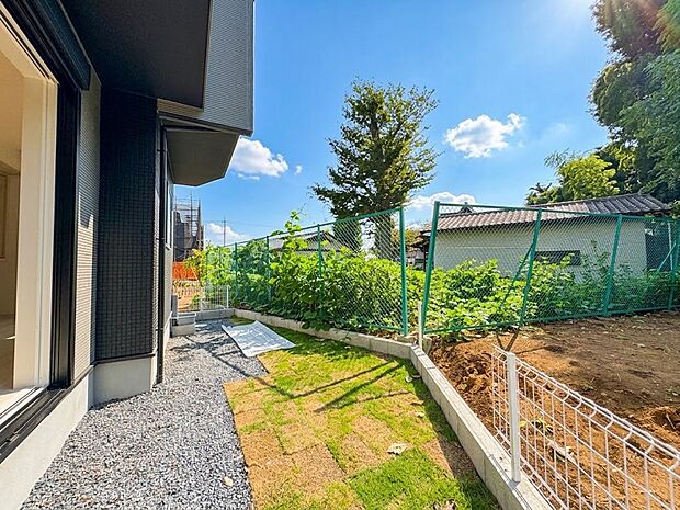 【庭】お庭があることで開放感が違います。建物の内部に光や風などを採り入れやすくなり住居環境がより良好になります。また多目的にご利用できます。