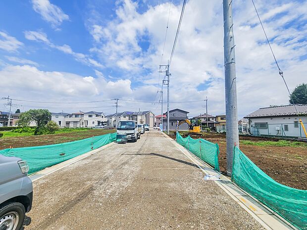 【前面道路】陽当りや通風性など各所に施された工夫で住みやすさを実現。部屋の大きさや周辺環境・街並など、資料には掲載していない情報が現地にはたくさんございます。是非ご確認下さい。