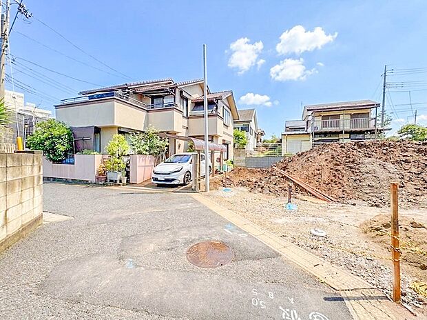 【前面道路4M】車の通行が少ないので、静かな住環境を維持することができます。