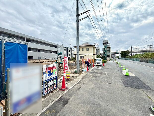 【前面道路】家の前をまっすぐの通りが走っている。クルマは少なく、人々は毎朝、ウォーキング、ジョギング、犬の散歩など、フリーな朝時間を過ごしている。