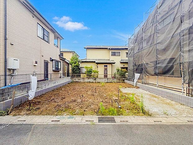 【現地画像】家族の温かさと陽光の暖かさ、楽しい毎日と明るい未来を予感させる「空間が織り成すひとつ先の住み心地」を演出します。