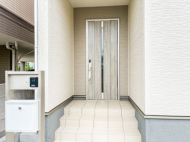 【玄関】玄関はおうちの顔と言われます。玄関アプローチは、外観デザインの印象を左右します。