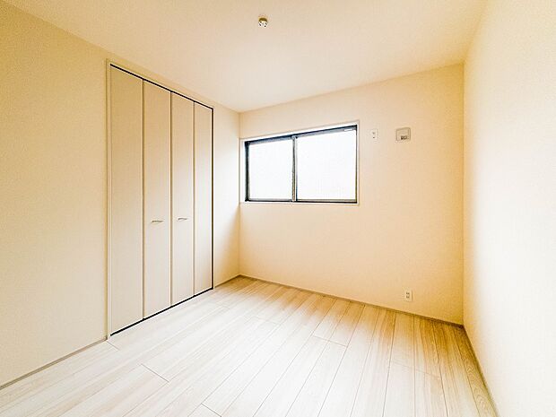 【Room-洋室】 シンプルにデザインされた室内。家具やレイアウトでお好みの空間に。