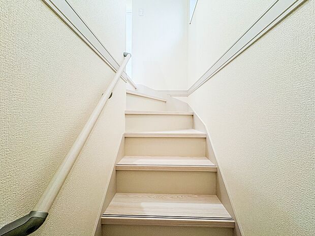 【手すり付階段】手すりがないと階段の昇り降りで危険なことはもちろん、壁に手をつきながら歩くことで壁紙が汚れやすくなります。すべての方に快適に昇り降りしていただくため、手すりを設置しました。