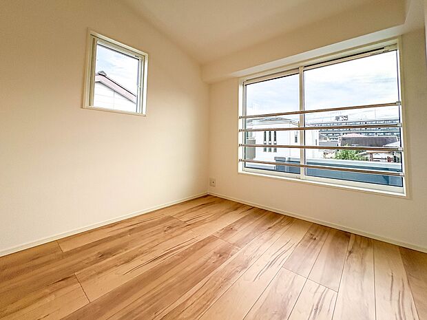 【子供部屋 洋室5.0帖】お子様のお部屋にぴったりなクロークを備えたフローリング仕様の洋室です。