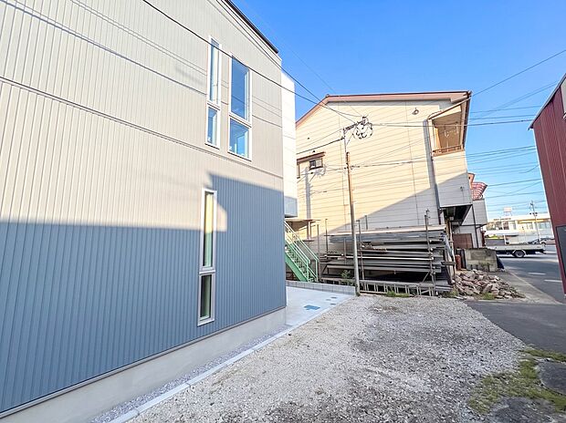 【前面道路4m】車の通行が少ないので、静かな住環境を維持することができます。