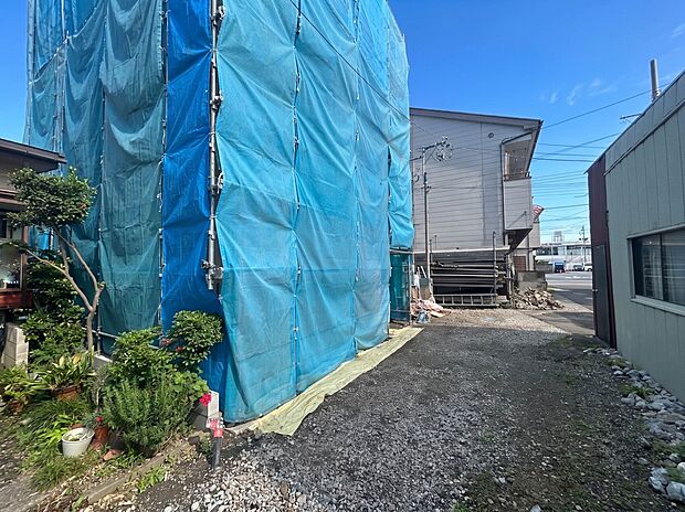 【前面道路】車の通行が少ないので、静かな住環境を維持することができます。