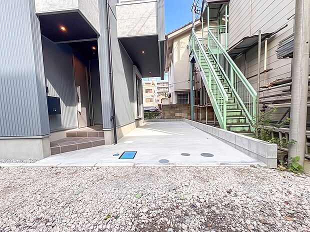 【駐車場】毎日の生活にマイカーが必須という方は、購入を検討する際、駐車場があることは大事な条件です。毎日の通勤や家族の送迎、買い物やお出かけなどクルマのある暮らしを満喫したい方は要チェック。…