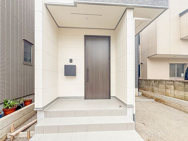 【玄関】家の顔となる玄関は、高いデザイン性が求められます。高級感と断熱性、防犯性に優れた玄関ドアを標準装備。ピッキング対策のセキュリティサムターン等、防犯に考慮しました。