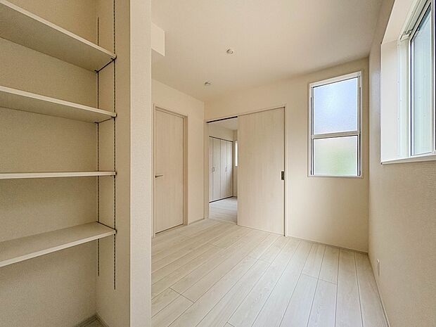 【子供部屋4.75帖】お子様のお部屋にぴったりなクロークを備えたフローリング仕様の洋室です。