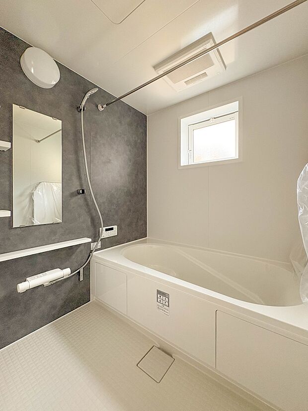 【Bathroom-浴室-】 1日の疲れを癒すバスルームは、心地よいリラックスを叶える清潔感溢れる美しい空間です。心からゆったりと寛いでいただけるよう、ゆとりのスペースを確保してます。