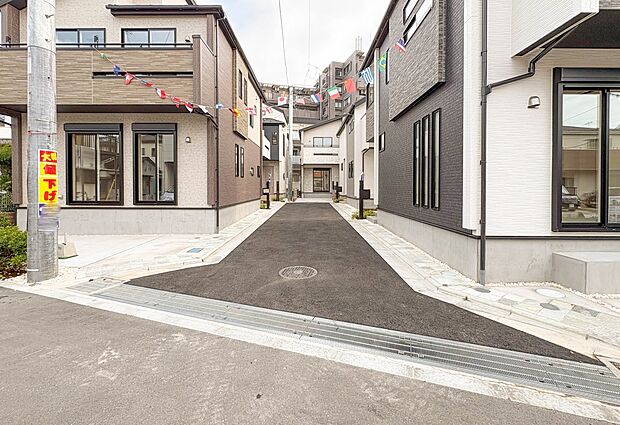 【前面道路】陽当りや通風性など各所に施された工夫で住みやすさを実現。部屋の大きさや周辺環境・街並など、資料には掲載していない情報が現地にはたくさんございます。是非ご確認下さい。
