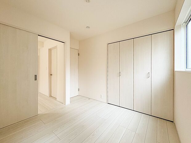 【洋室4.75帖】充実した生活は伸びやかな居室空間から始まります。快適に・伸びやかに。心の潤いを求める方々へ。