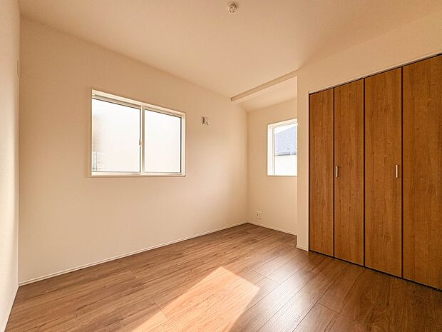 【子供部屋4.87帖】お子様のお部屋にぴったりなクロークを備えたフローリング仕様の洋室です。
