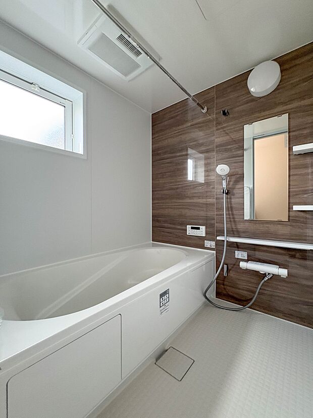 【Bathroom-浴室-】 1日の疲れを癒すバスルームは、心地よいリラックスを叶える清潔感溢れる美しい空間です。心からゆったりと寛いでいただけるよう、ゆとりのスペースを確保してます。