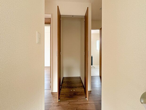 【廊下収納】各部屋を最大限に広く使って頂ける様、全居住スペースに収納付。プライベートルームはゆったりと快適に。