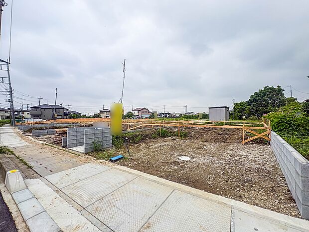 【玄関】家の顔となる玄関は、高いデザイン性が求められます。高級感と断熱性、防犯性に優れた玄関ドアを標準装備。ピッキング対策のセキュリティサムターン等、防犯に考慮しました。