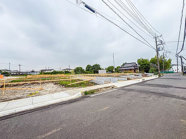 【駐車場】毎日の生活にマイカーが必須という方は、購入を検討する際、駐車場があることは大事な条件です。毎日の通勤や家族の送迎、買い物やお出かけなどクルマのある暮らしを満喫したい方は要チェック。…