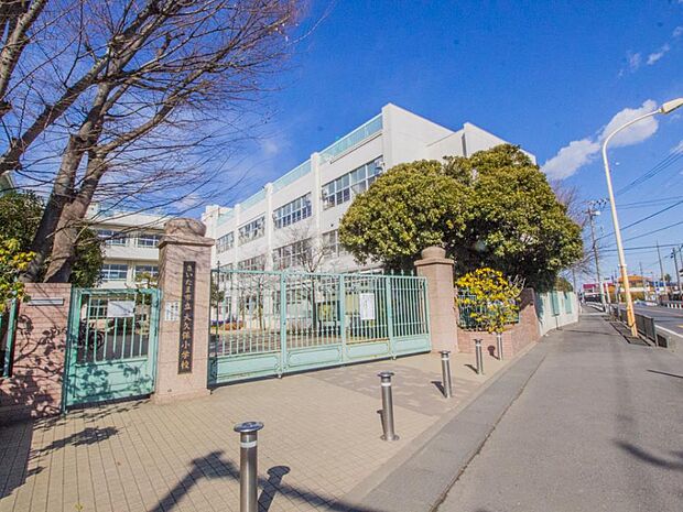 小学校 750m さいたま市立大久保小学校(濃く熱い歴史のある小学校です。最後まであきらめない強い心の育成を図り、厳しさの中に温かみのある『ほめて伸ばす教育』を全教職員がひとつとなって推進し…