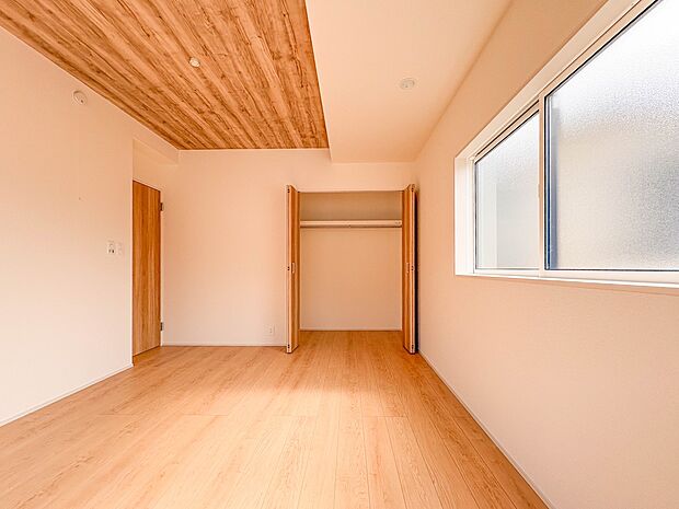 【子供部屋5.62帖】お子様のお部屋にぴったりなクロークを備えたフローリング仕様の洋室です。