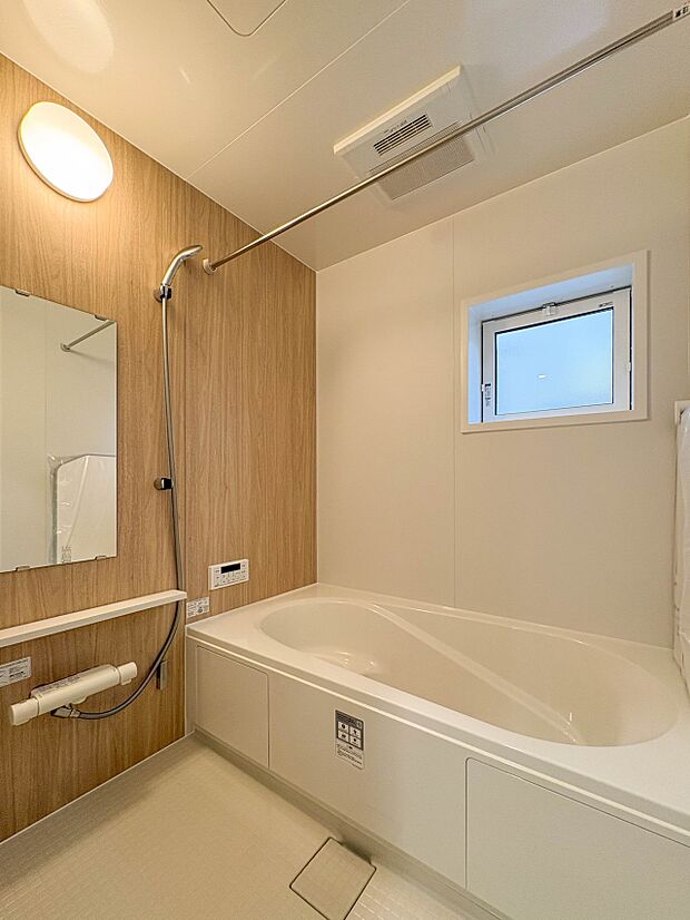 【Bathroom-浴室-】 1日の疲れを癒すバスルームは、心地よいリラックスを叶える清潔感溢れる美しい空間です。心からゆったりと寛いでいただけるよう、ゆとりのスペースを確保してます。