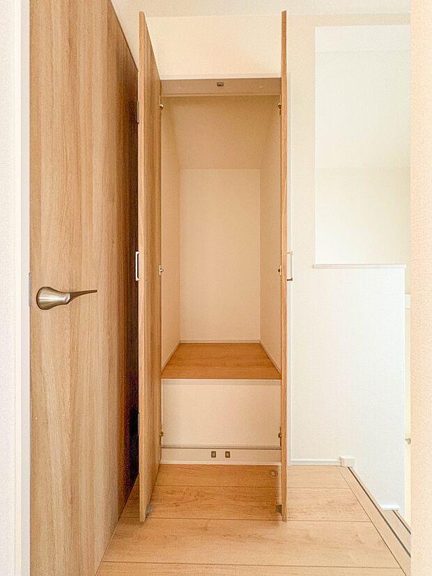 【廊下収納】各部屋を最大限に広く使って頂ける様、全居住スペースに収納付。プライベートルームはゆったりと快適に。