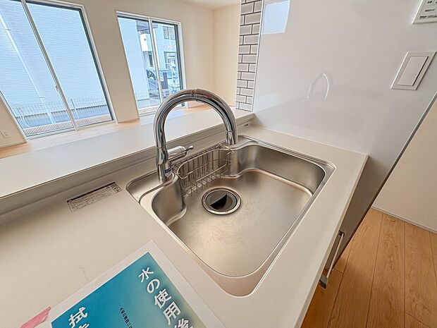 【浄水器一体型混合水栓】一つの蛇口で「原水(水道水)」「シャワー」「浄水」を切り替えられる、浄水器を内蔵した混合水栓です。浄水は、水栓本体の首部分に付属のカートリッジをセットして使用します。…