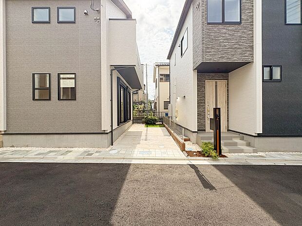 【駐車場】日々の暮らしにマイカーが必要。そんな方は物件の購入条件に駐車場は必須です。通勤に、家族のお迎えに、お買物に、おでかけに、クルマライフを楽しみたい方に。