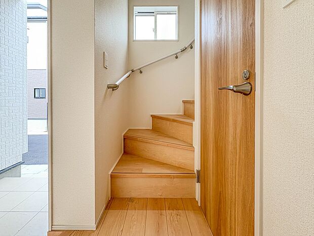 【手すり付き階段】手すりがないと階段の昇り降りで危険なことはもちろん、壁に手をつきながら歩くことで壁紙が汚れやすくなります。すべての方に快適に昇り降りしていただくため、手すりを設置しました。…