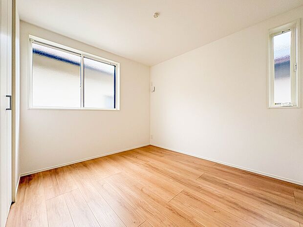 【子供部屋5.4帖】お子様のお部屋にぴったりなクロークを備えたフローリング仕様の洋室です。
