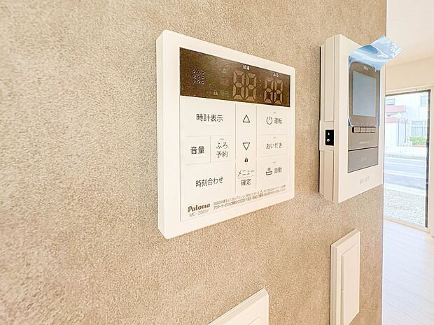 【オートバス】パネルからワンタッチで自動的にお湯張りができる設備。お風呂のお湯がたまったかどうかいちいち浴室へ確認に行かずにすみ、うっかりお湯を溢れさせてしまうこともなくなります。