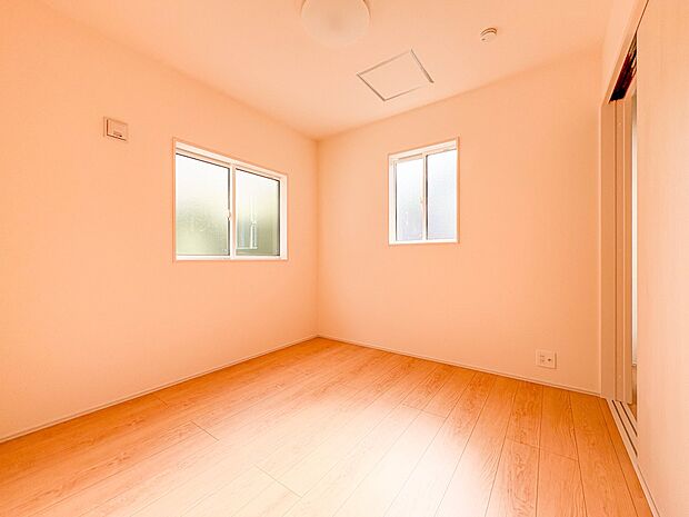【子供部屋5帖】お子様のお部屋にぴったりなクロークを備えたフローリング仕様の洋室です。