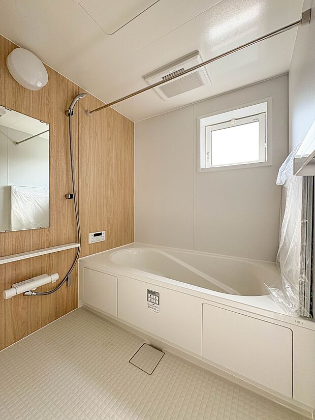 【Bathroom-浴室-】  1日の疲れを癒すバスルームは、心地よいリラックスを叶える清潔感溢れる美しい空間です。心からゆったりと寛いでいただけるよう、ゆとりのスペースを確保してます。