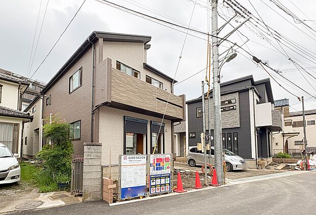 【外観】1号棟 家族の温かさと陽光の暖かさ、楽しい毎日と明るい未来を予感させる「空間が織り成すひとつ先の住み心地」を演出します。